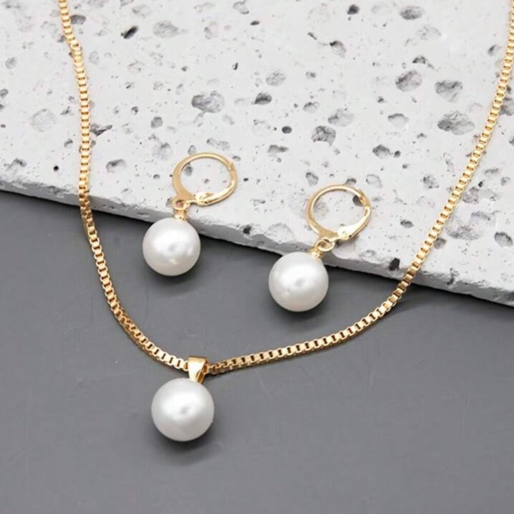 Gold Pearl Pendant l Necklace - Picture 8 of 11